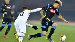 Pemain Napoli, Kevin Malcuit, menggiring bola saat melawan FC Zurich pada laga Liga Europa di Stadion Letzigrund, Kamis (14/2). Napoli menang 3-1 atas FC Zurich. (AP/Walter Bieri)