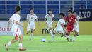 Pemain Timnas Indonesia U1-7, Mochamad Mierza Firjatullah menggiring bola melewati sejumlah pemain Vietnam dalam laga Grup A Piala AFF U-17 2026 di Stadion Gelora Delta Sidoarjo, Sidoarjo, Jawa Timur, Minggu (19/04/2026). (Bola.com/M Iqbal Ichsan)