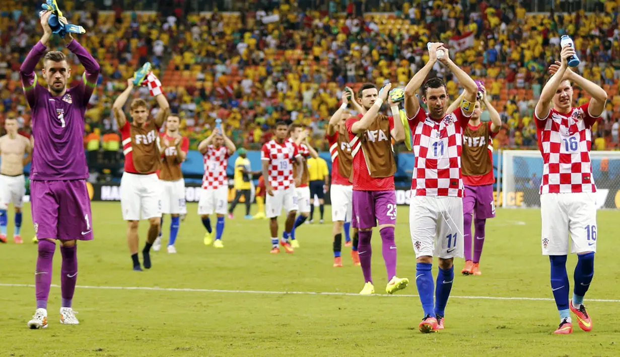 Pemain Timnas Kroasia memberikan applaus kepada para suporter yang menyaksikan langsung laga penyisihan Piala Dunia 2014 Grup A di Stadion Amazonia, Manaus, Brasil, (19/6/2014). (REUTERS/Siphiwe Sibeko) 