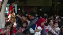 Sejumlah anak kecil berdesakan mengantri saat kegiatan pasar murah di Jakarta, (12/6). Pasar murah yang diselenggarakan oleh Hati Suci tersebut bertujuan sebagai wadah untuk saling berbagi kepada sesama. (Liputan6.com/Faizal Fanani)