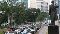 Kendaraan terjebak macet di Jalan Sudirman-Thamrin, Jakarta, Kamis (20/12). Pemerintah terus memperbaiki sistem transportasi dengan mengandalkan strategi "push dan pull" dengan mendorong masyarakat meninggalkan kendaraan pribadi. (Liputan6.com/JohanTallo)