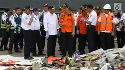 Menteri Perhubungan, Budi Karya Sumadi bersama KaBasarnas Marsdya M Syaugi (tengah) melihat barang yang diduga milik penumpang pesawat Lion Air JT 610 di Pelabuhan JICT 2, Jakarta, Selasa (30/10). (Liputan6.com/Helmi Fithriansyah)