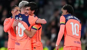 Pemain Barcelona Ferran Torres (tengah) dan Dani Olmo merayakan gol pada laga La Liga/Liga Spanyol antara Elche vs Barcelona di Elche, Spanyol, Sabtu, 31 Januari 2026. (AP Photo/Jose Breton)