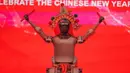 Sebuah robot humanoid yang mengenakan hiasan kepala tradisional dipamerkan selama pratinjau media pada pameran kuil robot menjelang Tahun Baru Imlek di Beijing, China, Jumat 13 Februari 2026. Sejumah robot humanoid tampil dalam pameran kuil robot untuk menyambut Tahun Baru Imlek di Beijing, China. (AP Photo/Vincent Thian)