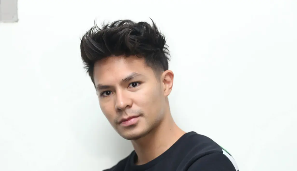 Fero Walandouw dikabarkan dekat dengan presenter cantik, Kartika Putri. Namun, hembusan kabar tersebut justru dibantah Fero. (Andy Masela/Bintang.com)