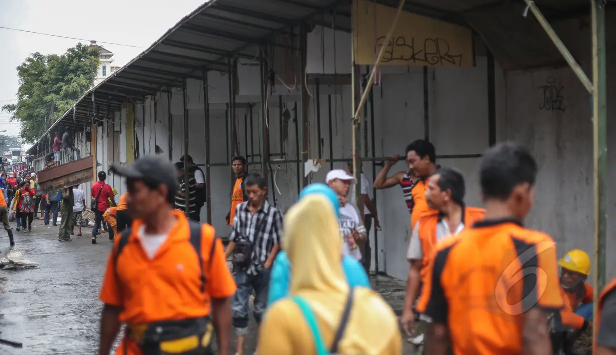 Sebanyak 57 kios pedagang pakaian di sepanjang Jalan Jatibaru X, Tanah Abang, Jakarta dibongkar petugas gabungan Satpol PP Kota dan DKI, Minggu (3/5/2015). Pembongkaran dilakukan karena kios tersebut menutupi saluran air . (Liputan6.com/Faizal Fanani)