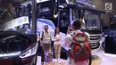 Pengunjung berpose dengan kendaraan yang dipajang dalam pameran Indonesia Classic N Unique Bus 2019 di JIExpo Kemayoran, Jakarta, Rabu (20/3). Pameran ini bertajuk ‘Legenda Transportasi Indonesia’. (Liputan6.com/Immanuel Antonius)