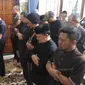 Wali Kota Bandung non aktif Ridwan Kamil menyalatkan jenazah salah satu pendiri komunitas Rumah Cemara. (Istimewa)