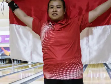 Atlet bowling Indonesia, Elsa Maris melakukan selebrasi usai meraih medali emas cabang tenpin bowling TPB 4 di Jaya Ancol Bowling Center, Jakarta, Selasa (9/10). Elsa Maris menyumbang medali emas keenam untuk Indonesia. (Bola.com/Vitalis Yogi Trisna)