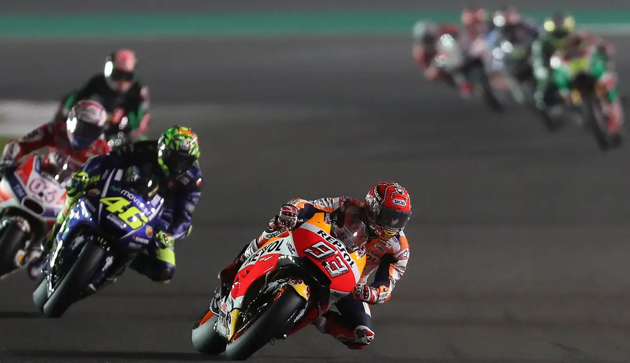 Pebalap Repsol Honda, Marc Marquez, berada di posisi terdepan saat MotoGP Qatar. Juara dunia MotoGP musim lalu ini hanya mampu finish di posisi keempat dengan catatan waktu 39 menit 6,744 detik. (AFP/Karim Jaafar)