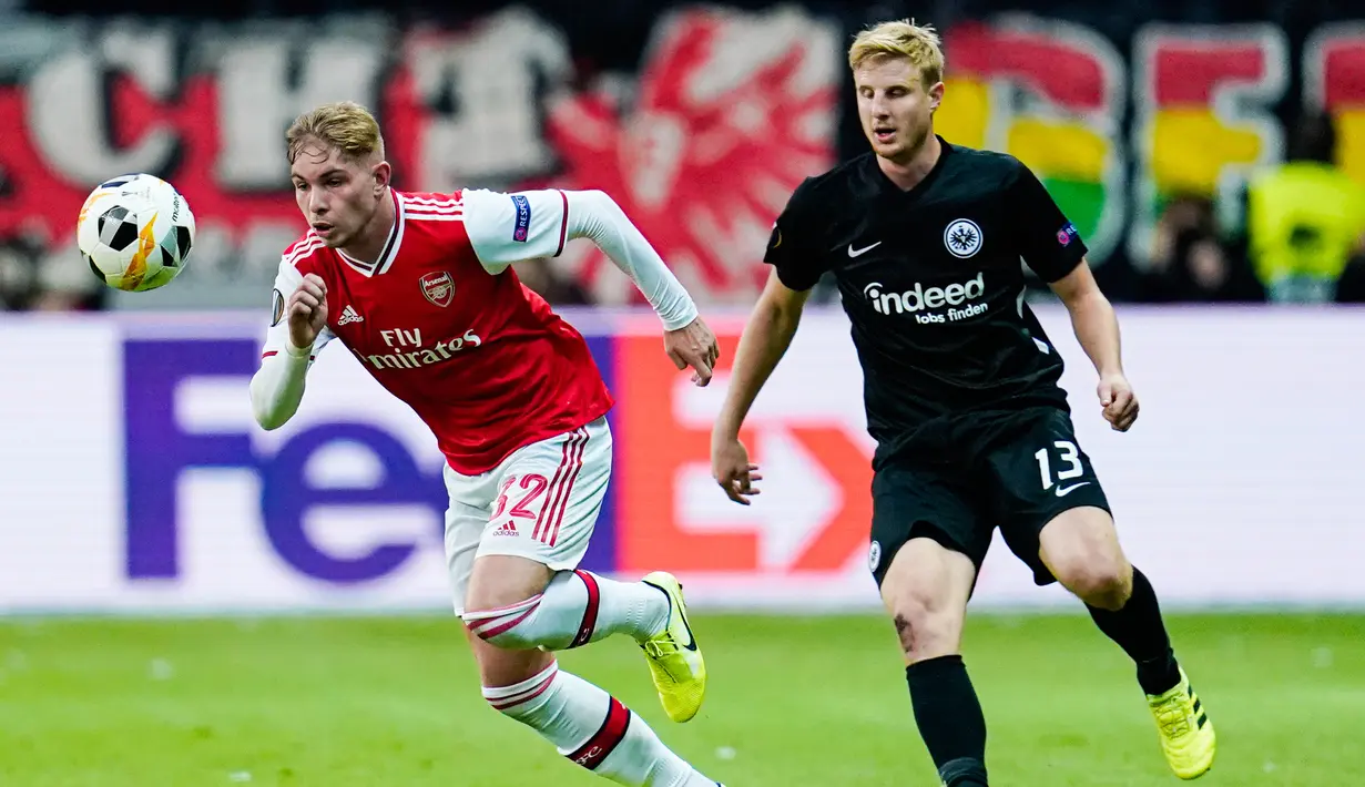 Gelandang Arsenal, Emile Smith, berebut bola dengan bek Eintracht Frankfurt, Martin Hinteregger, pada laga Europa League di Frankfurt, Kamis (19/9). Frankfurt kalah 0-3 dari Arsenal. (AFP/Daniel Roland)