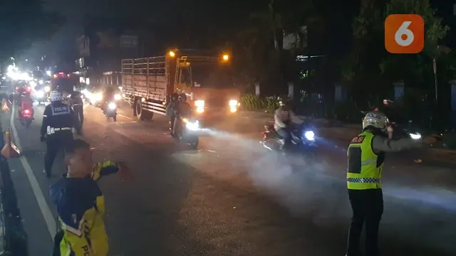 Satuan Lalu Lintas Polres Sukabumi saat melakukan one way, imbas Tol Bocimi sesi 2 longsor (Liputan6.com/Fira Syahrin).