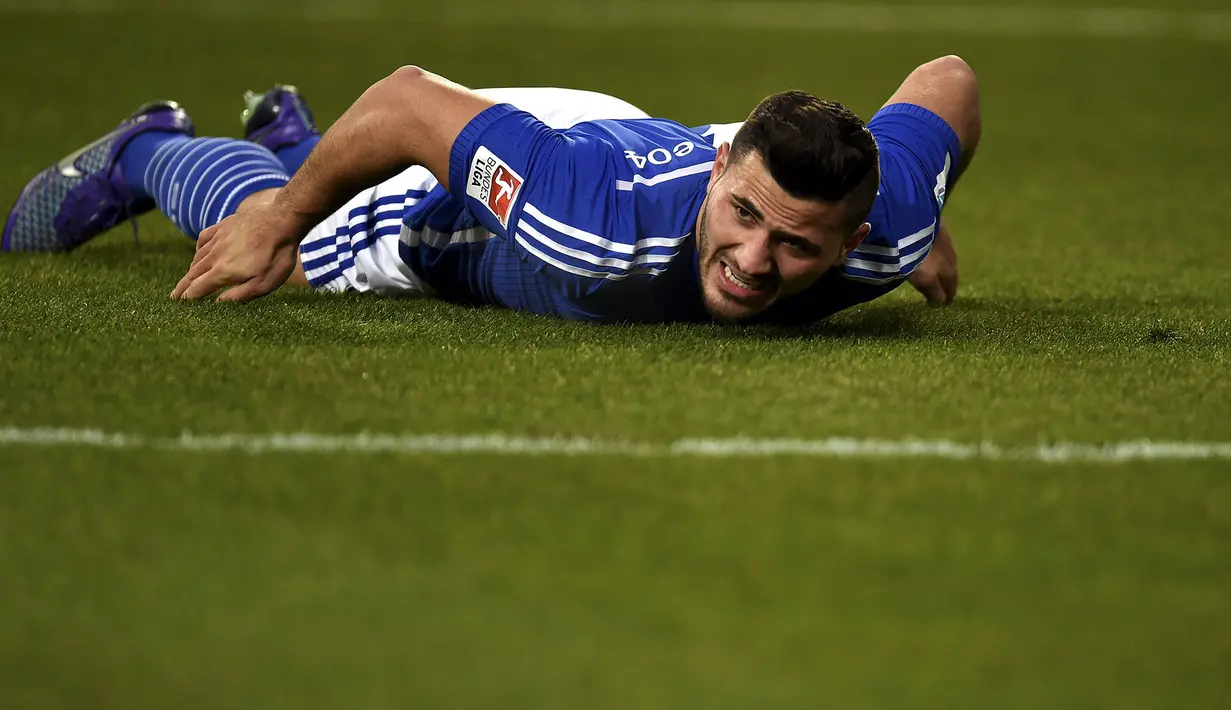 Sead Kolasinac bek FC Schalke 04 terjatuh saat berlaga melawan Borussia Moenchengladbach. (AFP/Patrik Stollarz)