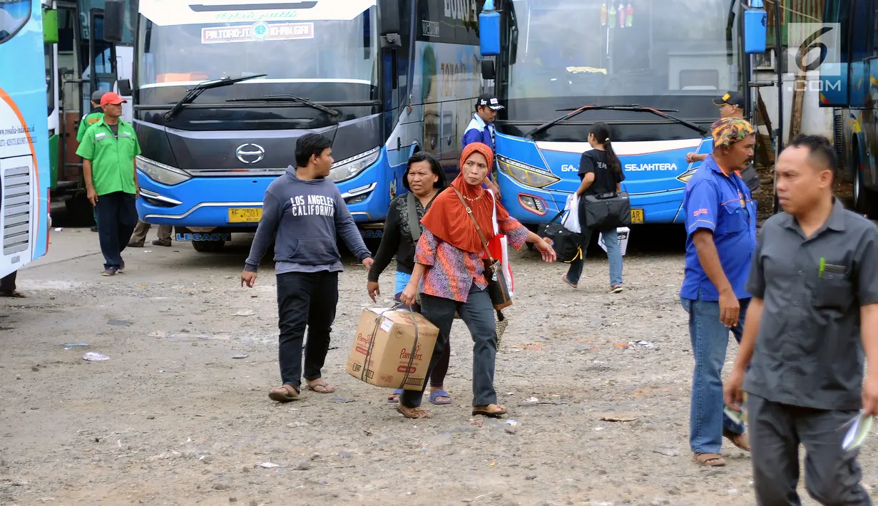 Calon penumpang memasuki kawawan Terminal Bus Bayangan Pinang Ranti, Jakarta, Selasa (20/6). Terminal bayangan Pinang Ranti memberangkatkan bus dengan tujuan kota di Jawa Tengah, Jawa Timur, dan Madura. (Liputan6.com/Helmi Fithriansyah)