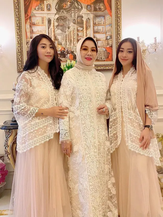6 Potret Hangat Nikita Willy Bareng Adik dan Ibundanya, Selalu Kompak