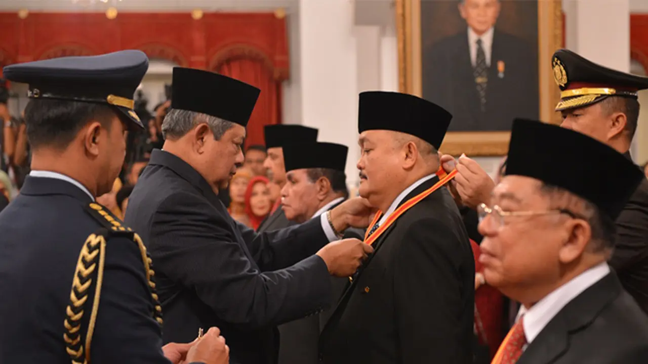 Alex Noerdin Terima Bintang Utama dari SBY