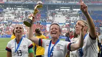 Striker Amerika Serikat, Megan Rapinoe, bersama rekan-rekannya merayakan gelar juara Piala Dunia Wanita 2019 usai mengalahkan Belanda pada laga final di Stadion Lyon, Lyon, Minggu (7/7). AS menang 2-0 atas Belanda. (AFP/Phillippe Desmazes)