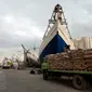 Suasana bongkar muat semen di Pelabuhan Sunda Kelapa, Jakarta, Selasa (2/5). Badan Pusat Statistik (BPS) mencatat Indeks Harga Perdagangan Besar (IHPB) bahan bangunan dan kontruksi pada April 2017 mengalami kenaikan. (Liputan6.com/Johan Tallo)