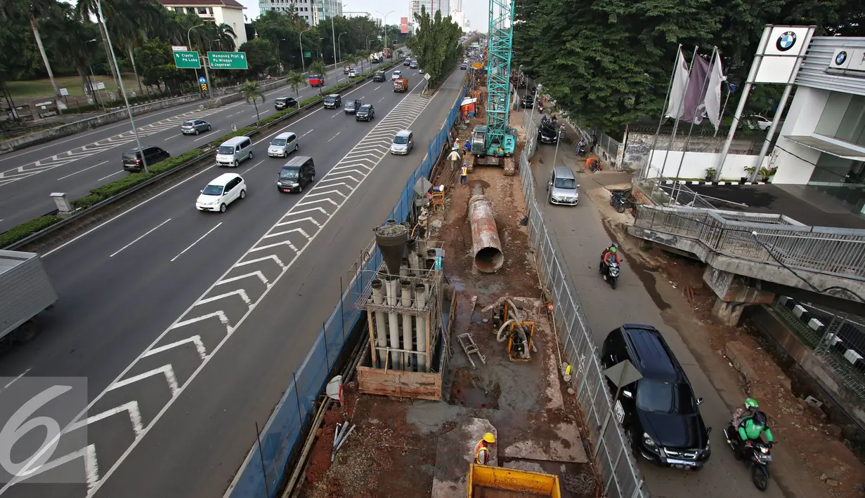 Sejumlah kendaraan melintas di dekat pembangunan proyek MRT di Jalan R. A Kartini, Jakarta Selatan, Senin (4/4). Proyek yang memakan separuh badan jalan tersebut menyebabkan kemacetan, terutama saat jam sibuk. (Liputan6.com/Immanuel Antonius)