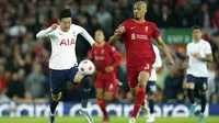 Pemain Tottenham Hotspur Son Heung-min (kiri) menggiring bola melewati pemain Liverpool Fabinho pada pertandingan sepak bola Liga Inggris di Stadion Anfield, Liverpool, Inggris, 7 Mei 2022. Pertandingan berakhir imbang 1-1. (AP Photo/Jon Super)