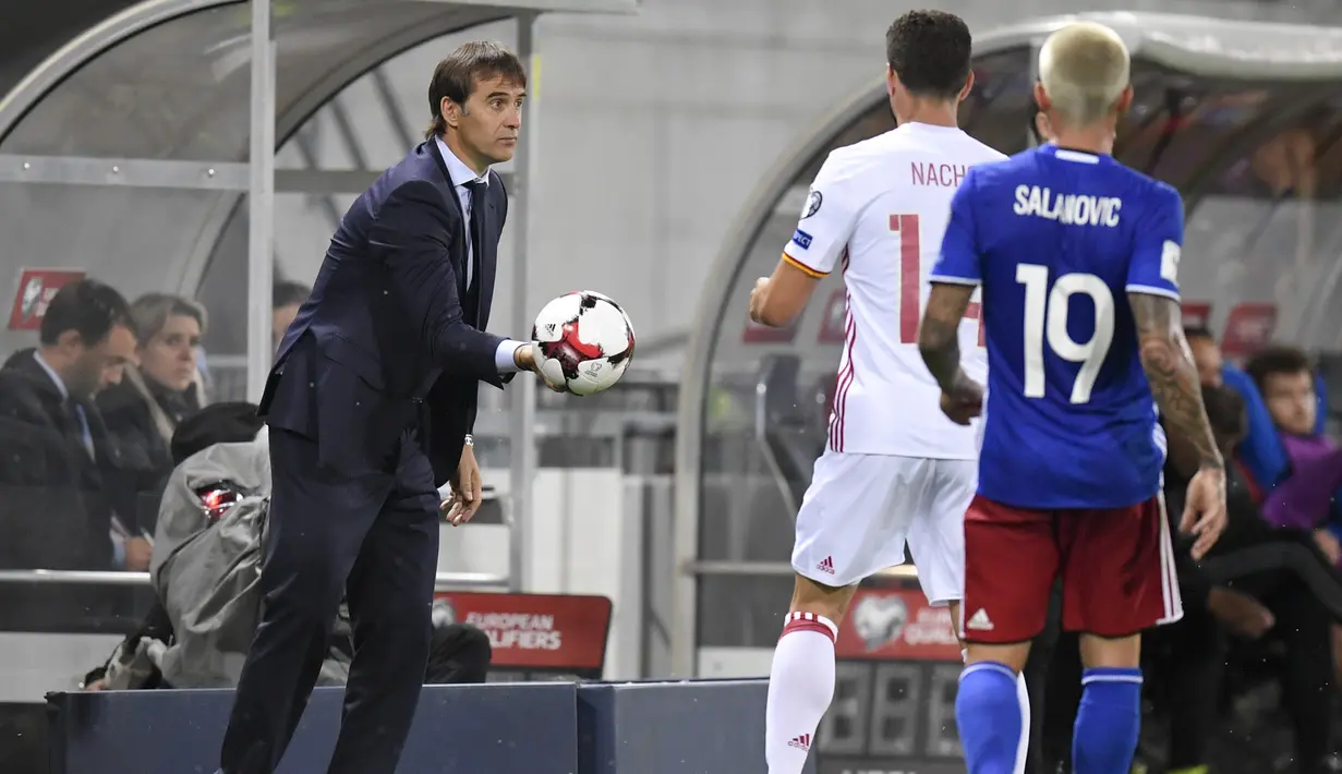 Pelatih Spanyol, Julen Lopetegui memberikan bola kepada Nacho saat timnya melawanLiechtenstein pada laga grup G kualfikasi Piala DUnia 2018 di Rheinpark Stadion, Vaduz, (5/9/2017). Spanyol menang 8-0. (Gian Ehrenzeller/Keystone via AP)