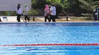 Panitia PON 2016 sedang mengecek kesiapan venue cabang selam kolam di Cirebon, Jawa Barat. Selam kolam menjadi salah satu cabang andalan Papua untuk mendulang medali emas. (PB PON)
