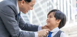 Rasa takut gagal sebenarnya bisa diubah dengan pendekatan yang tepat. Dengan strategi berbasis riset dan pola asuh yang mendukung growth mindset, orangtua dapat membantu anak melihat kegagalan sebagai bagian alami dari proses belajar, bukan sebagai cerminan nilai dirinya. (foto/dok: freepik/jcomp)