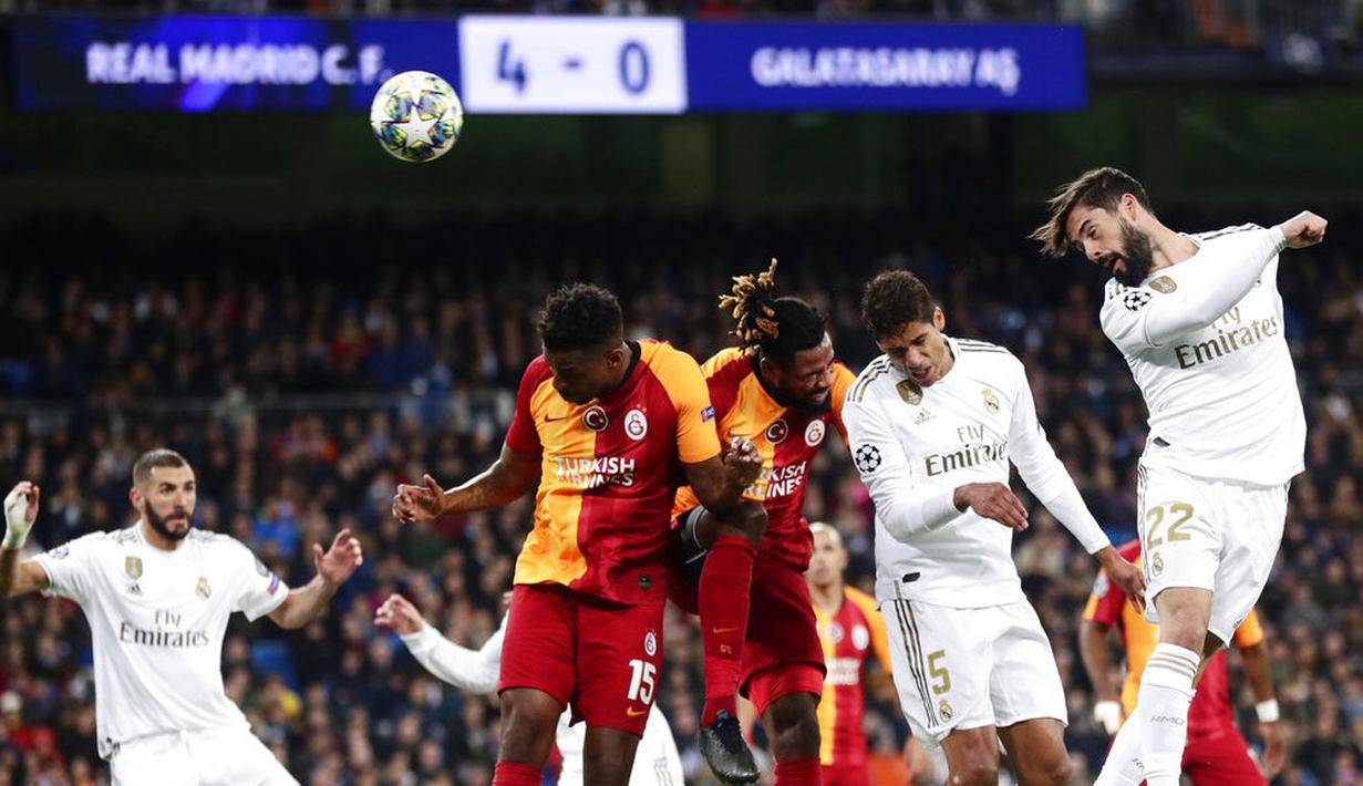 Gelandang Real Madrid, Isco, melepaskan sundulan ke gawang Galatasaray pada laga Liga Champions di Stadion Santiago Bernabeu, Rabu (6/11). Real Madrid menang 6-0 atas Galatasaray. (AP/Manu Fernandez)