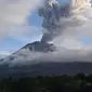 Gunung Sinabung yang kembali memuntahkan abu vulkanik tebal, saat dipantau dari wilayah Karo (7/5/2019). Menurut Pusat Vulkanologi dan Mitigasi Bencana Geolog, Gunung Sinbung saat ini berada pada level IV atau awas dengan radius tujuh kilometer untuk jarak aman. (AFP Photo/Handout /BNBP)