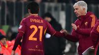 Pelatih AS Roma Gian Piero Gasperini menyalami Paulo Dybala ketika ditarik keluar pada laga kontra Juventus di Liga Italia 2025/2026. (MARCO BERTORELLO / AFP)
