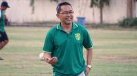 Aji Santoso, pelatih baru Persebaya Surabaya. (Bola.com/Aditya Wany)