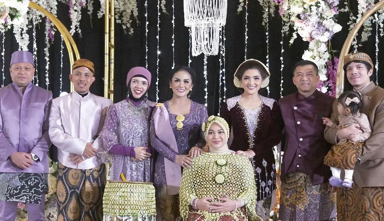 Saat hendak melakukan siraman, Aurel mengenakan kain jumputan coklat yang dilapisi roncean melati dan cape brokat warna coklat.    [Instagram/genifaruk]