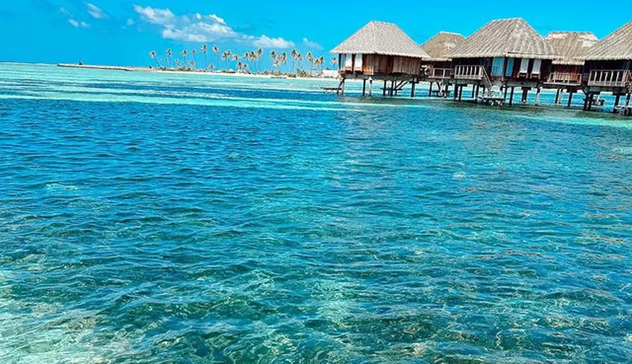 Tanpa ragu Tasya Farasya berenang mengenakan daster dengan corak emoji. [Foto: Instagram/ Tasya Farasya]