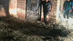 Sejumlah orang memeriksa sebuah bangunan yang menurut media Iran rusak akibat serangan AS di Kuhestak, Iran selatan,  Rabu dini hari, 2 September 2026. (Masoud Mohammadi/Tasnim News Agency via AP)