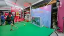 Pengujung menikmati fun games dalam acara Vidio Premier League Festival di Cilandak Town Square, Jakarta, Sabtu (5/8/2023). (Liputan6.com/Faizal Fanani)
