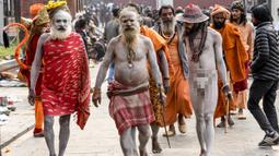 Sadhus (orang suci Hindu) tiba untuk mengambil bagian dalam prosesi keagamaan menjelang festival Hindu 'Maha Shivaratri' di Kathmandu (19/2/2020). Maha Shivaratri, sebuah festival Hindu yang dirayakan sebelum kedatangan musim semi. (AFP/Prakash Mathema)