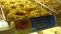 Donat dengan abon dan rumput laut dijual di Singapura.