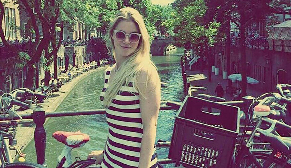 Keberadaannya di lapangan hijau membuat para suporter terhibur tak hanya oleh kepiawaiannya mengolah si kulit bundar tetapi juga karena kecantikannya. (Bola.com/Instagram/Anoukhoogendijk)