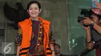 Staff anggota DPR Damayanti Wisnu Putranti, Dessy A Edwin berjalan keluar gedung KPK usai menjalani pemeriksaan di Jakarta, Jumat (4/3). Dessy tertangkap dalam operasi tangkap tangan (OTT) KPK. (Liputan6.com/Helmi Afandi)
