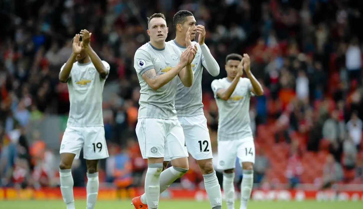 4. Phil Jones (Bek) - Manchester United mendatangkan bek asal Inggris ini dari Blackburn Rovers pada musim panas 2011. Pemain bernomor punggung empat itu langsung dipercaya sebagai starter di musim perdananya. (AP/Rui Vieira)
