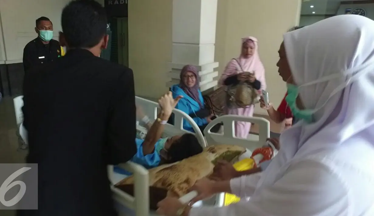 Julia Perez menyapa awak media usai menjalani pemeriksaan MRI di RSCM, Jakarta, Rabu (28/12). Sebelumnya, Julia Perez diketahui telah di vonis dokter, bahwa ia tengah terkena kanker serviks stadium 4. (Liputan6.com/Herman Zakharia)