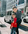 Carissa Puteri memiliki dua anak hasil pernikahannya dengan Navies Abdullan Naif, yaitu Quenzino Acana Naif dan Zenecka Acana Naif. Keduanya pun tampil dengan model rambut brush hair up nya. [@carissa_puteri]