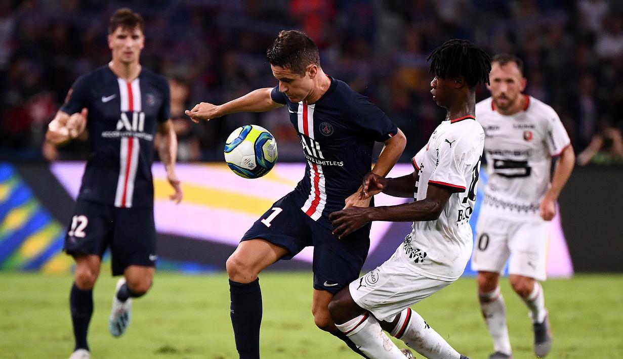 Gelandang PSG, Ander Herrera, berebut bola saat melawan Rennes pada laga Piala Super Prancis di Stadion Shenzhen, China, Sabtu (3/8). PSG menang 2-1 atas Rennes. (AFP/Franck Fife)