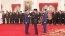 Presiden Joko Widodo menyematkan tanda jabatan sebagai Panglima TNI kepada Marsekal Hadi Tjahjanto di Istana Negara, Jakarta, Jumat (8/12). Hadi Tjahjanto mengantikan Gatot Nurmantyo. (Liputan6.com/Angga Yuniar)