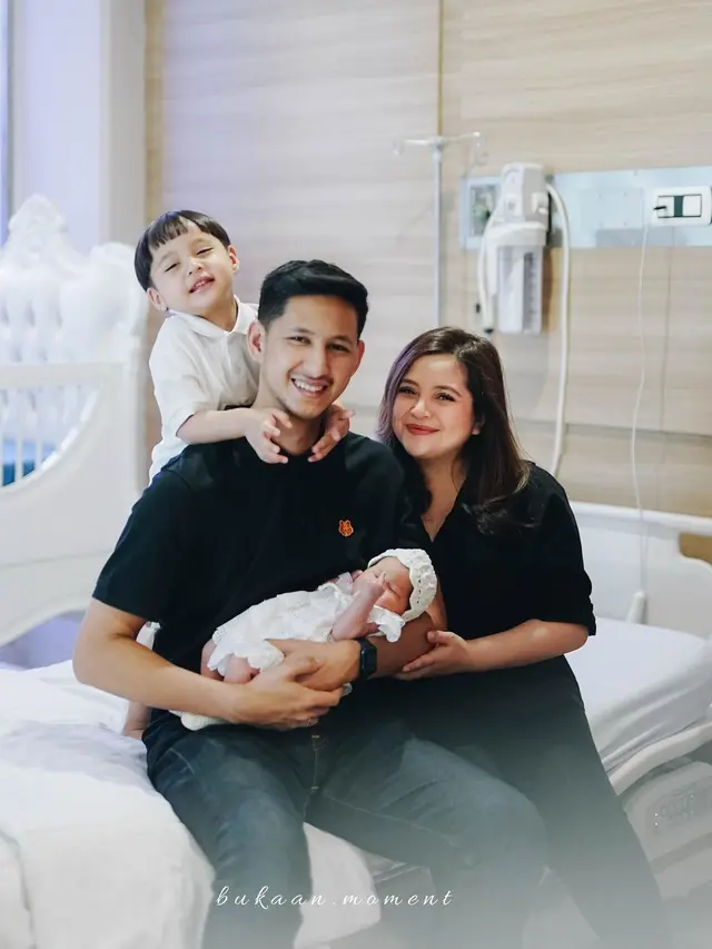 6 Pemotretan Keluarga Terbaru Tasya Kamila yang Kini Bersama Dua Buah Hati