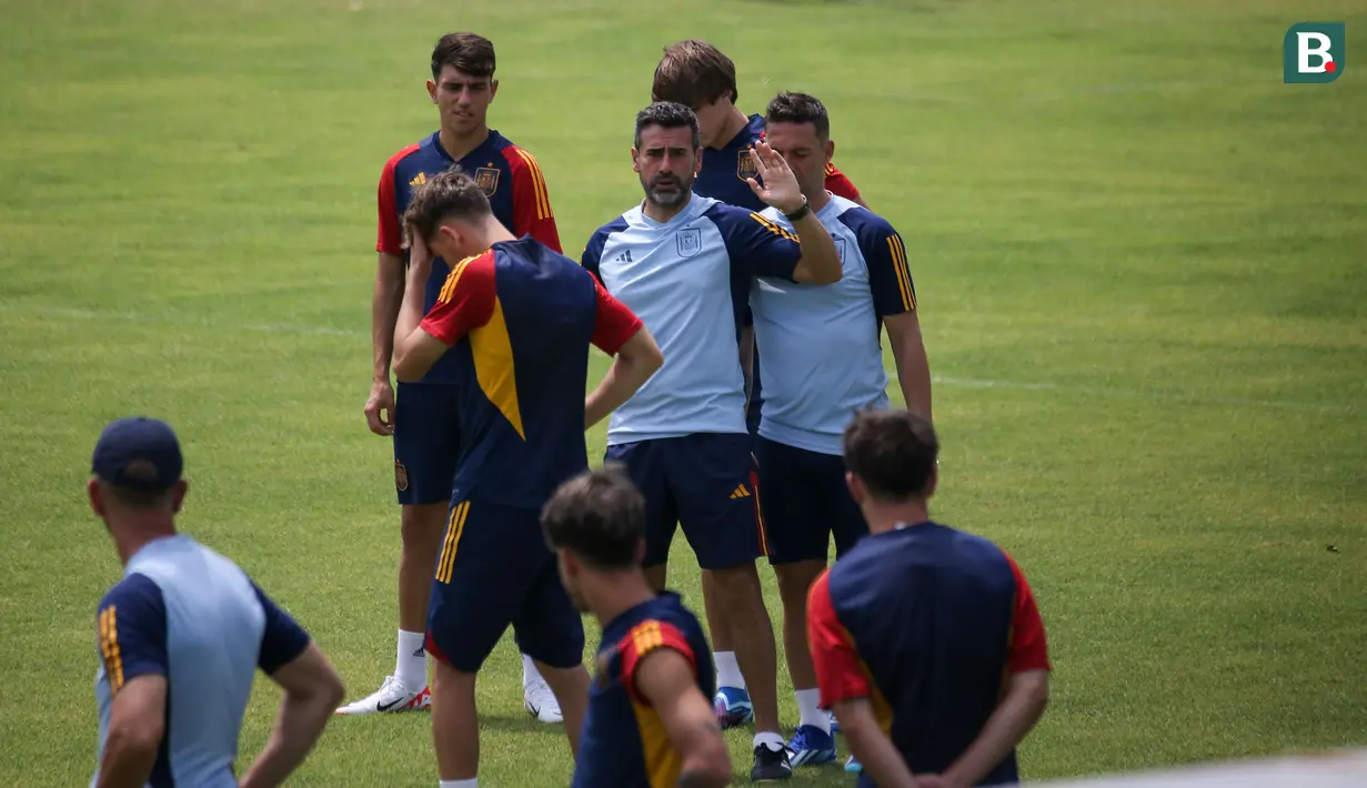 <p>Penyerang Timnas Spanyol U-17 dan Barcelona Marc Guiu saat mendengarkan instruksi dari Hernan Perez dalam sesi latihan menjelang Piala Dunia U-17 2023 di Lapangan Gelora Samudera, Kuta, Bali pada Jumat pagi (3/11/2023). (Bola.com/Alit Binawan)</p>