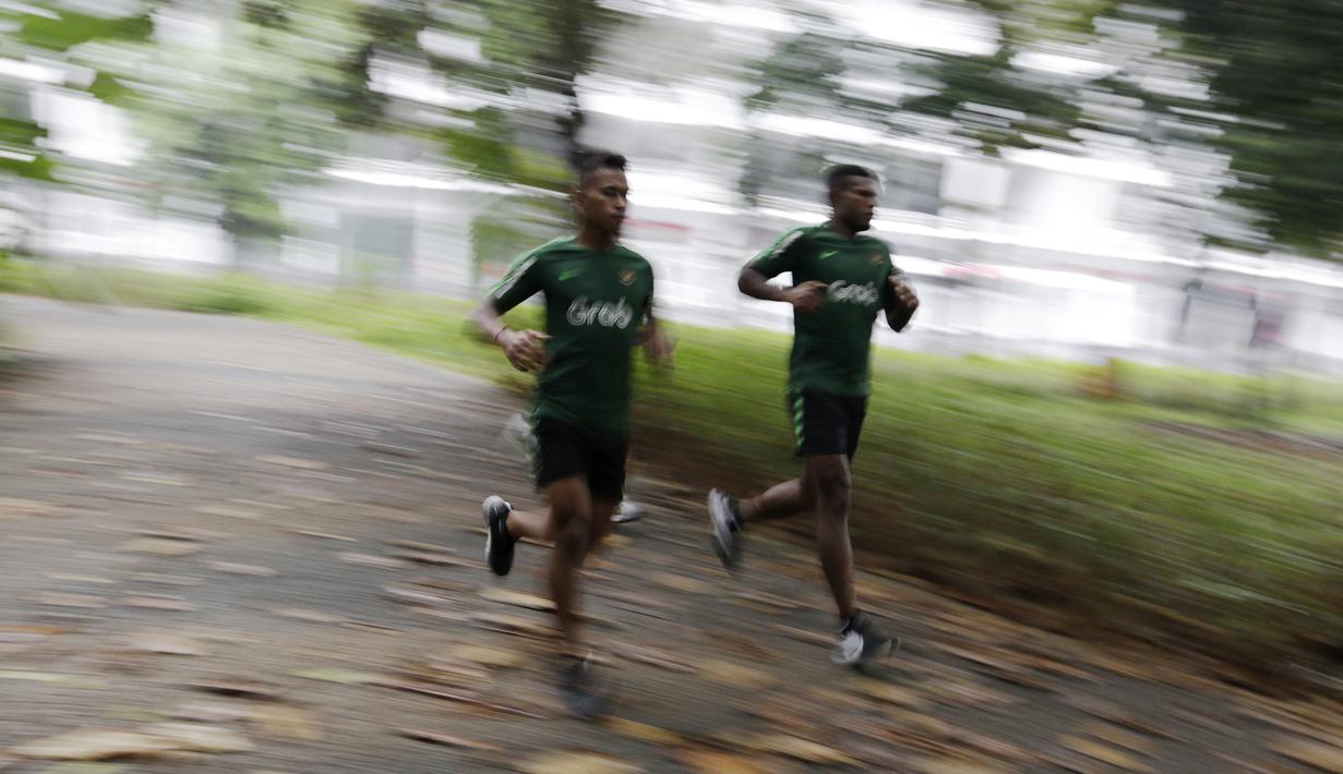 Pemain Timnas Indonesia U-23, Osvaldo Haay dan Marinus Wanewar, berlari saat latihan fisik di Bukit Senayan, Jakarta, Rabu (6/3). Latihan ini merupakan persiapan jelang kualifikasi Piala AFC U-23. (Bola.com/Yoppy Renato)