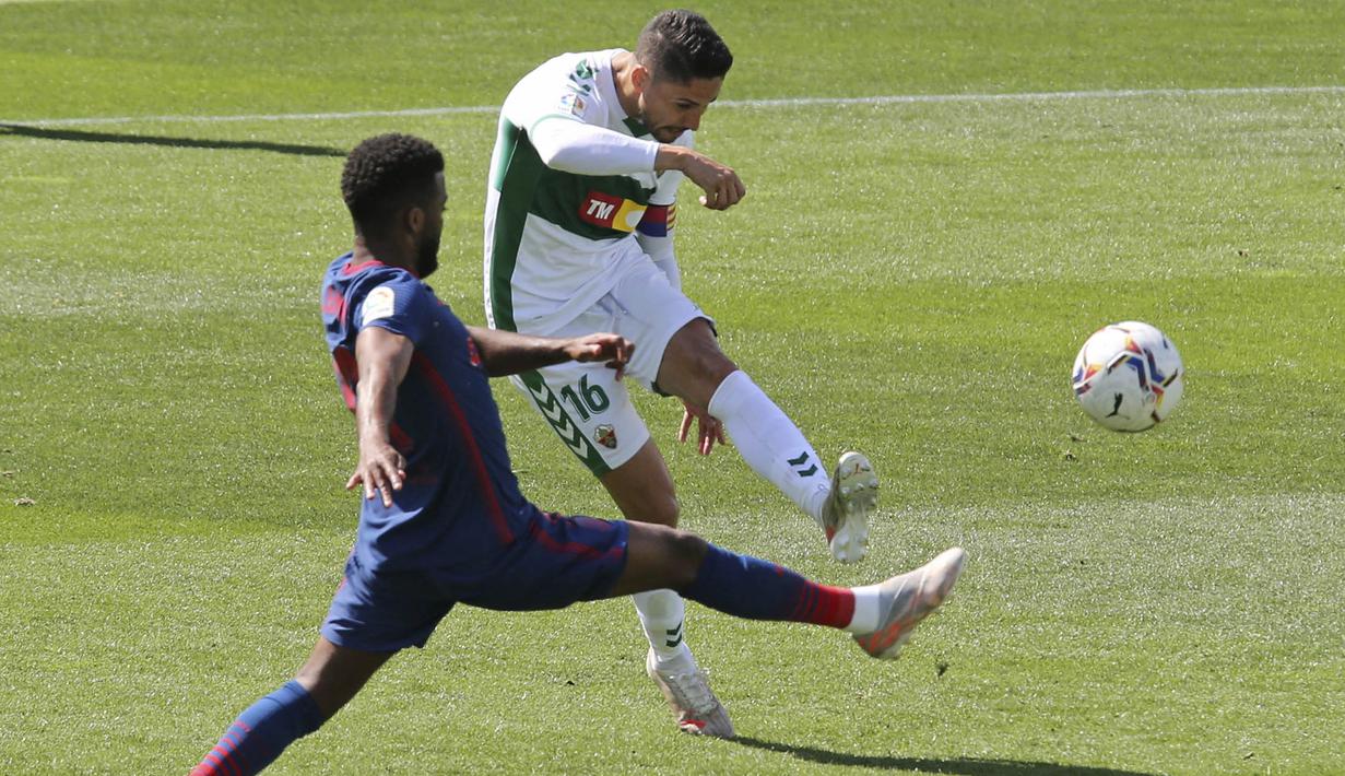 Tertinggal 1-0, Elche mencoba untuk meningkatkan tempo serangan mereka. Namun Atletico masih terlalu perkasa untuk tim tuan rumah. (Foto: AP/Alberto Saiz)