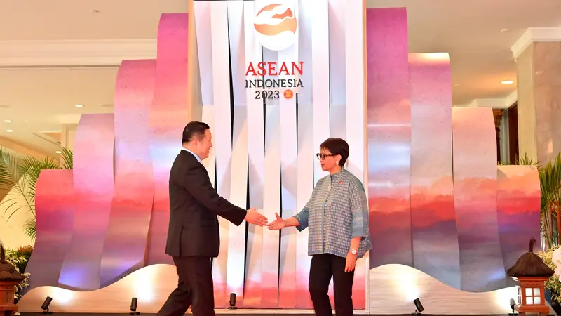 Sekjen ASEAN Kao Kim Hourn dan Menlu RI Retno Marsudi menjelang pertemuan menlu ASEAN yang membahas Southeast Asia Nuclear Weapon-Free Zone.