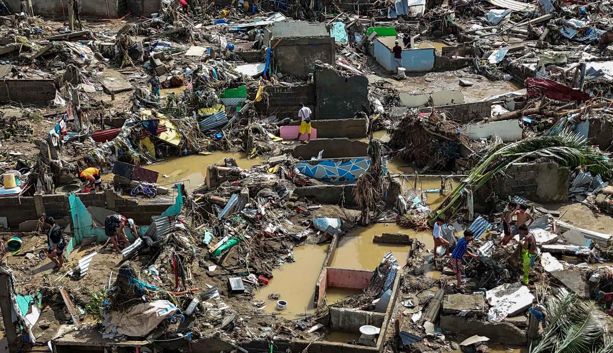 Foto udara menunjukkan rumah-rumah yang rusak akibat terjangan Topan Kalmaegi di Talisay, Provinsi Cebu, Filipina, pada Rabu 5 November 2025. Sementara, 13 lainnya masih dinyatakan hilang setelah badai dahsyat itu menerjang wilayah Filipina tengah. (Jam STA ROSA/AFP)